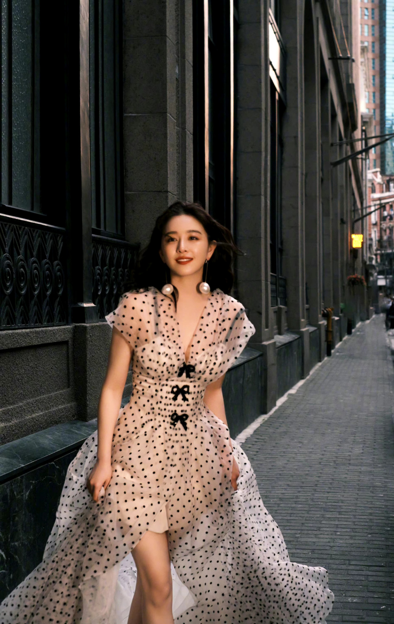 阚清子这组照片氛围感好好,太美了