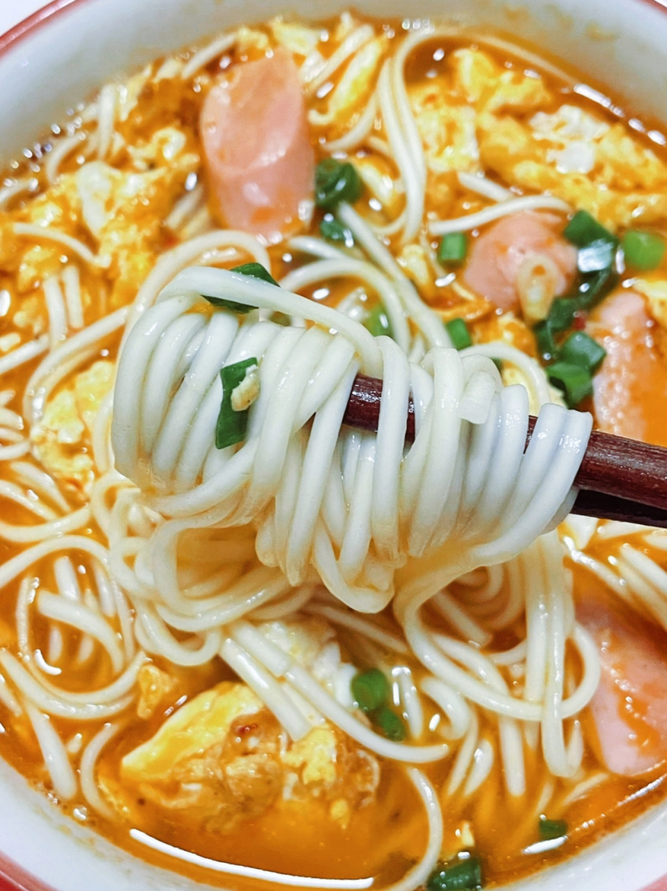 美食# 瞬间开胃的「鸡蛋火腿面」,又鲜又辣太好吃啦,快来试试吧~  所