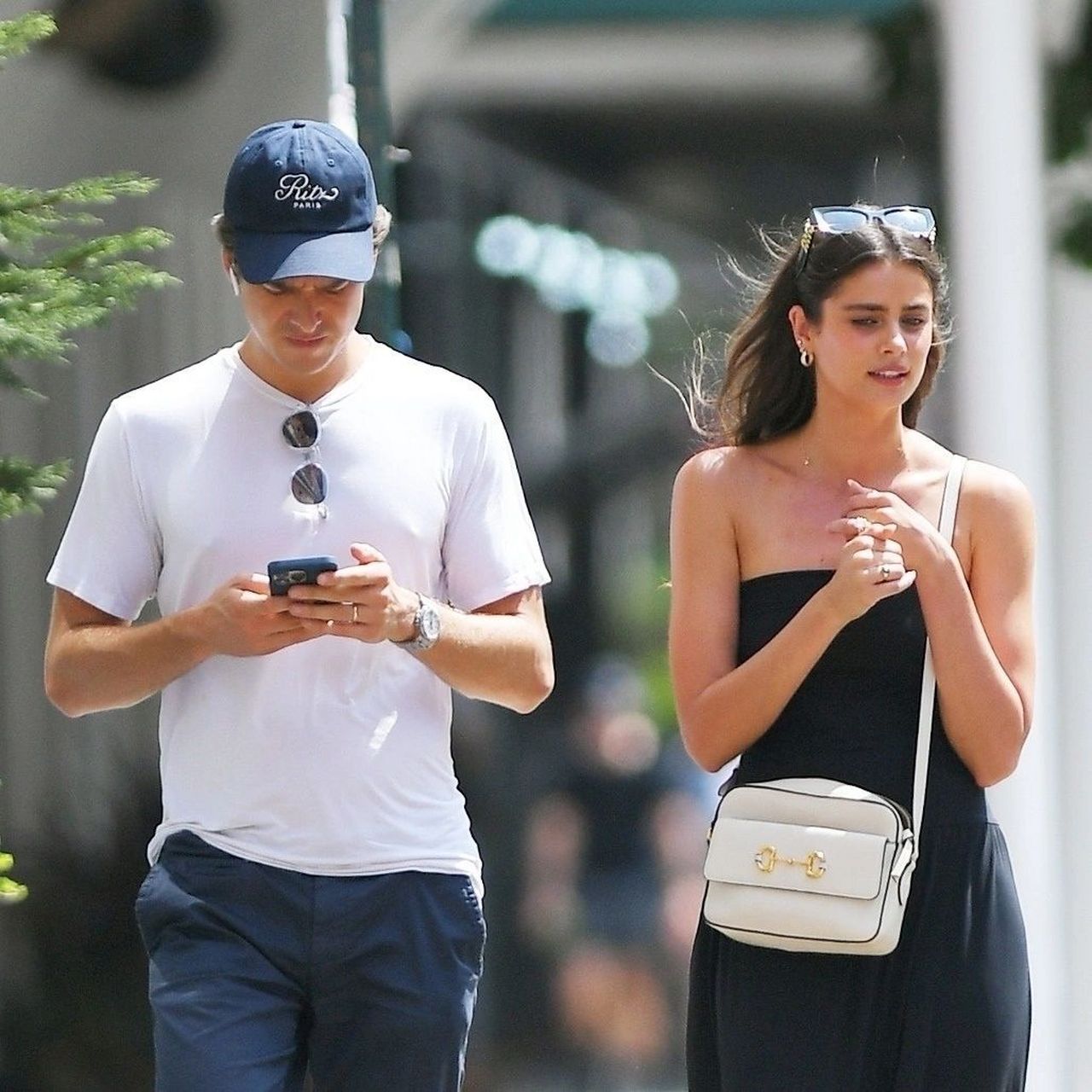 超模身材# #欧美街拍# #明星时尚# 维密天使小泰山身穿一款黑色抹胸