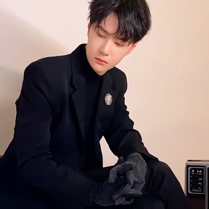 王一博微博之夜内场神图频出,戴手套原因曝光引粉丝心疼