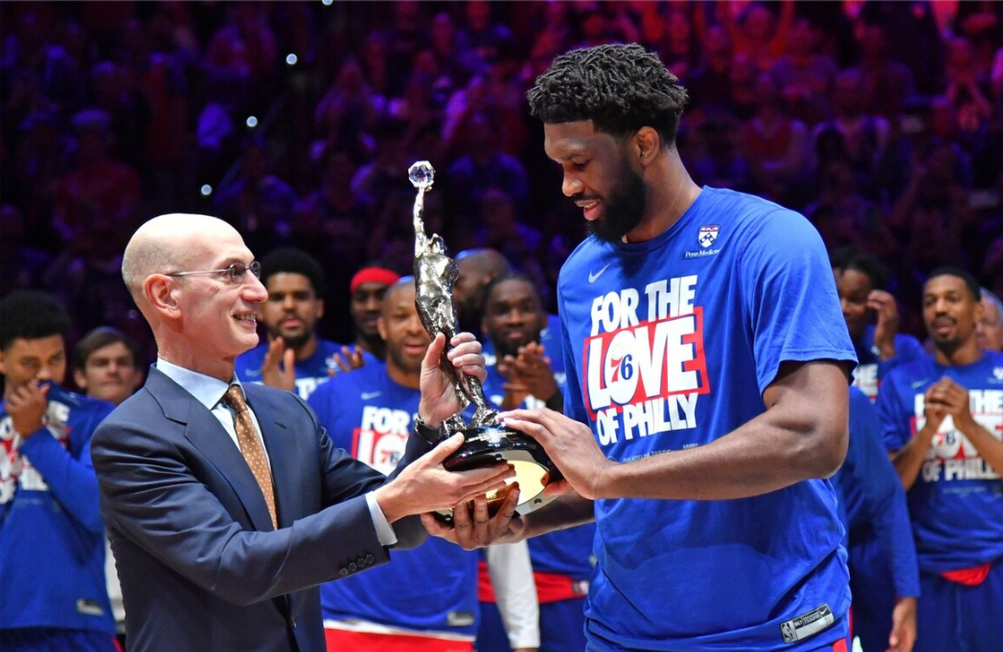 2023年5月6日,肖华为恩比德颁发常规赛mvp奖杯96!