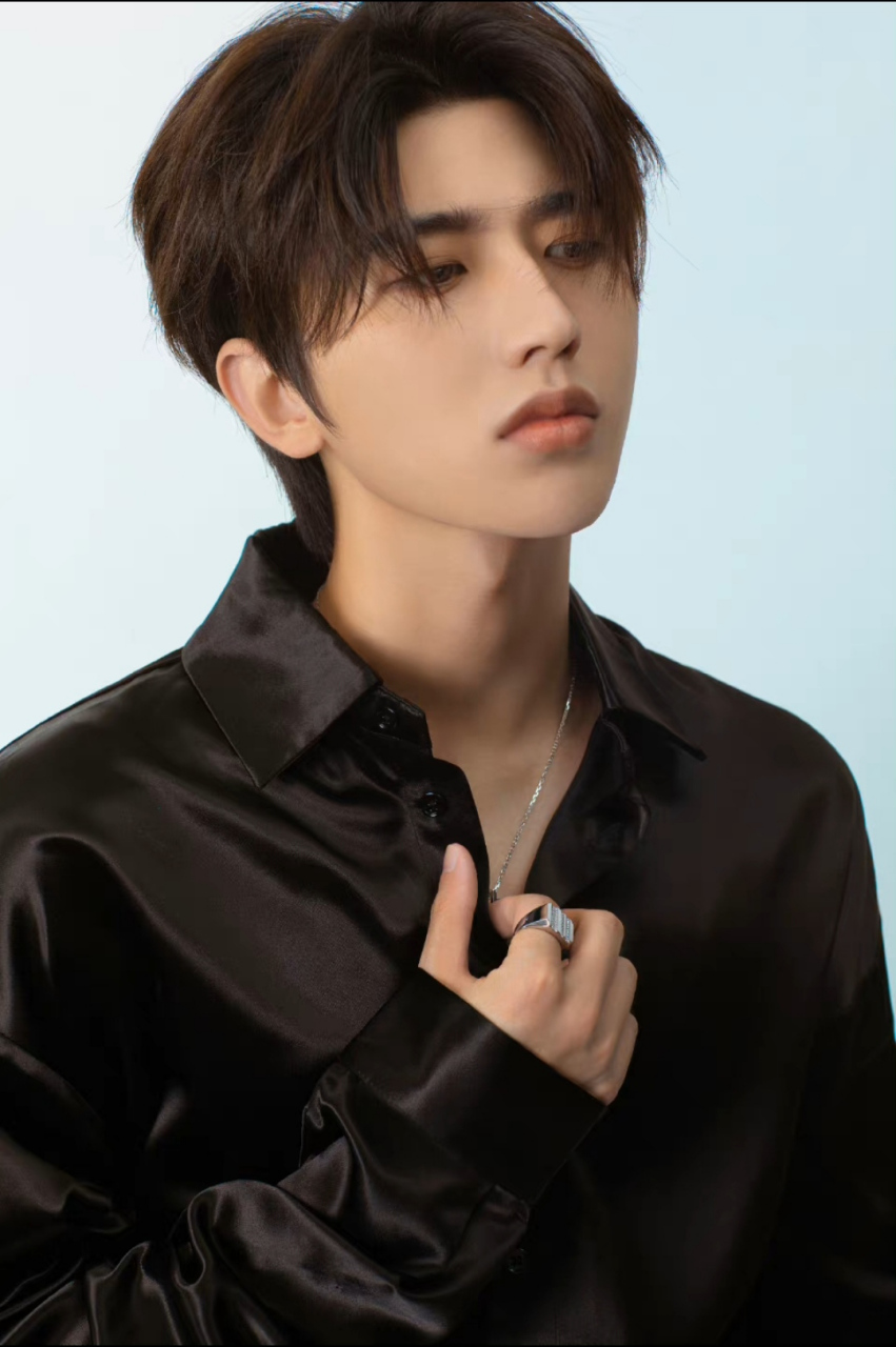 蔡徐坤# #娱乐天地# 蔡徐坤晒侧照图,侧颜也好精致啊!