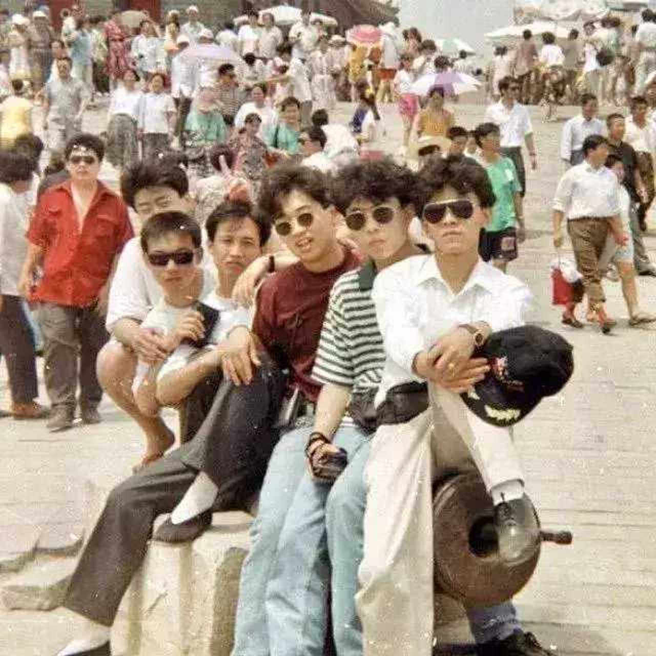 历史照片#上世纪90年代初,小年轻们赶起了时髦.