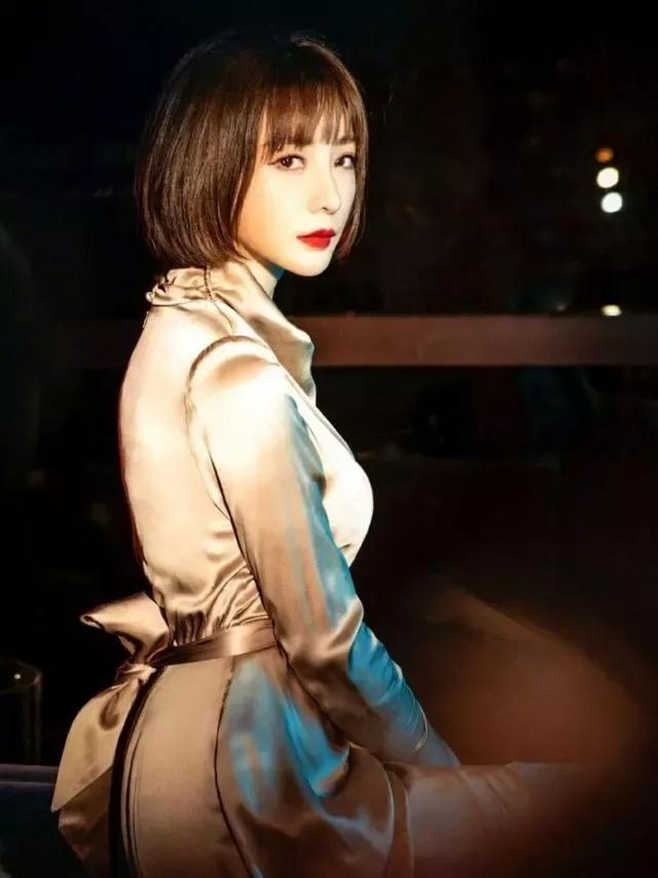 短发的柳岩真有女人味,她身材凹凸有致,妥妥的"贵妇"气质,超级有范!