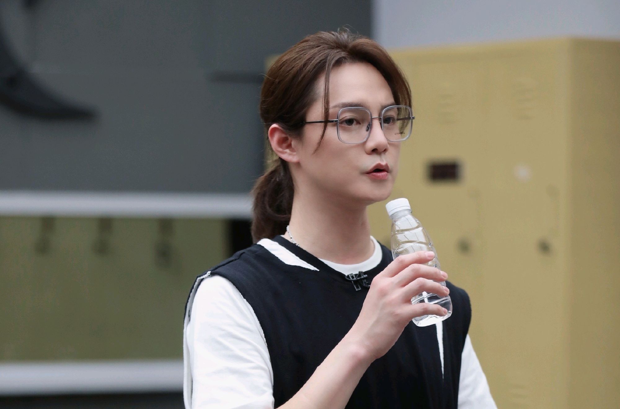 男星尹正越来越放飞自我,不仅装扮变娘,声音也开始变化