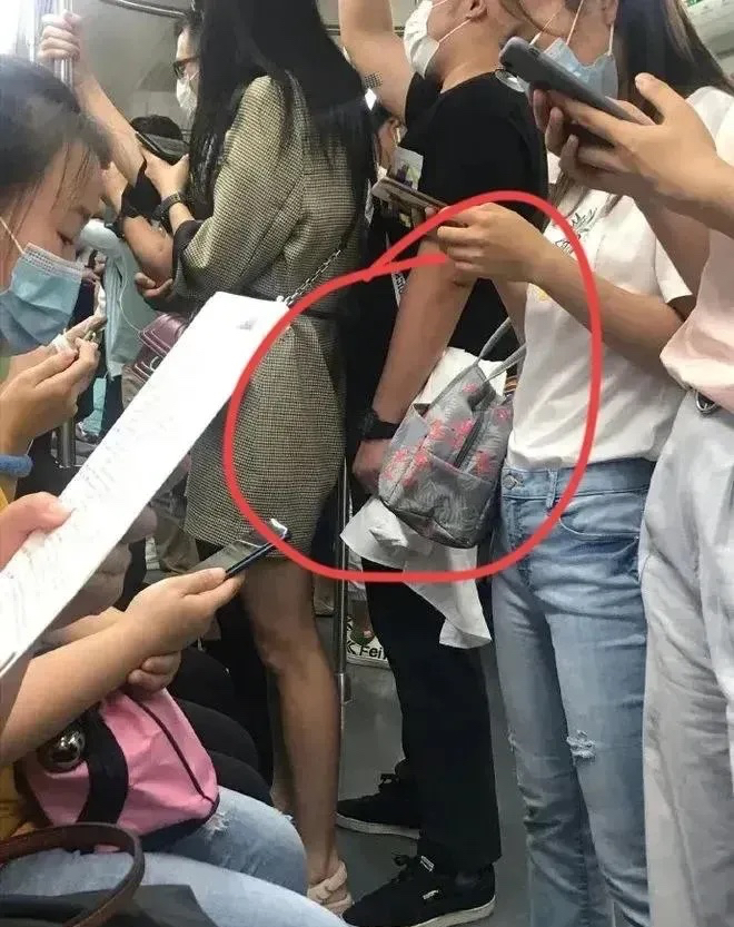 女子称地铁上遭男子掏下体猥亵