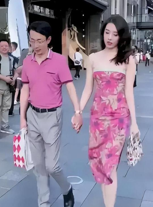 董思槿被开除后首次露面!与多名好友在饭店弹冠相庆