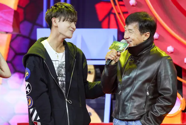 没了父亲庇护的黄子韬,事业因成龙一句话迎来转折,让他风评好转