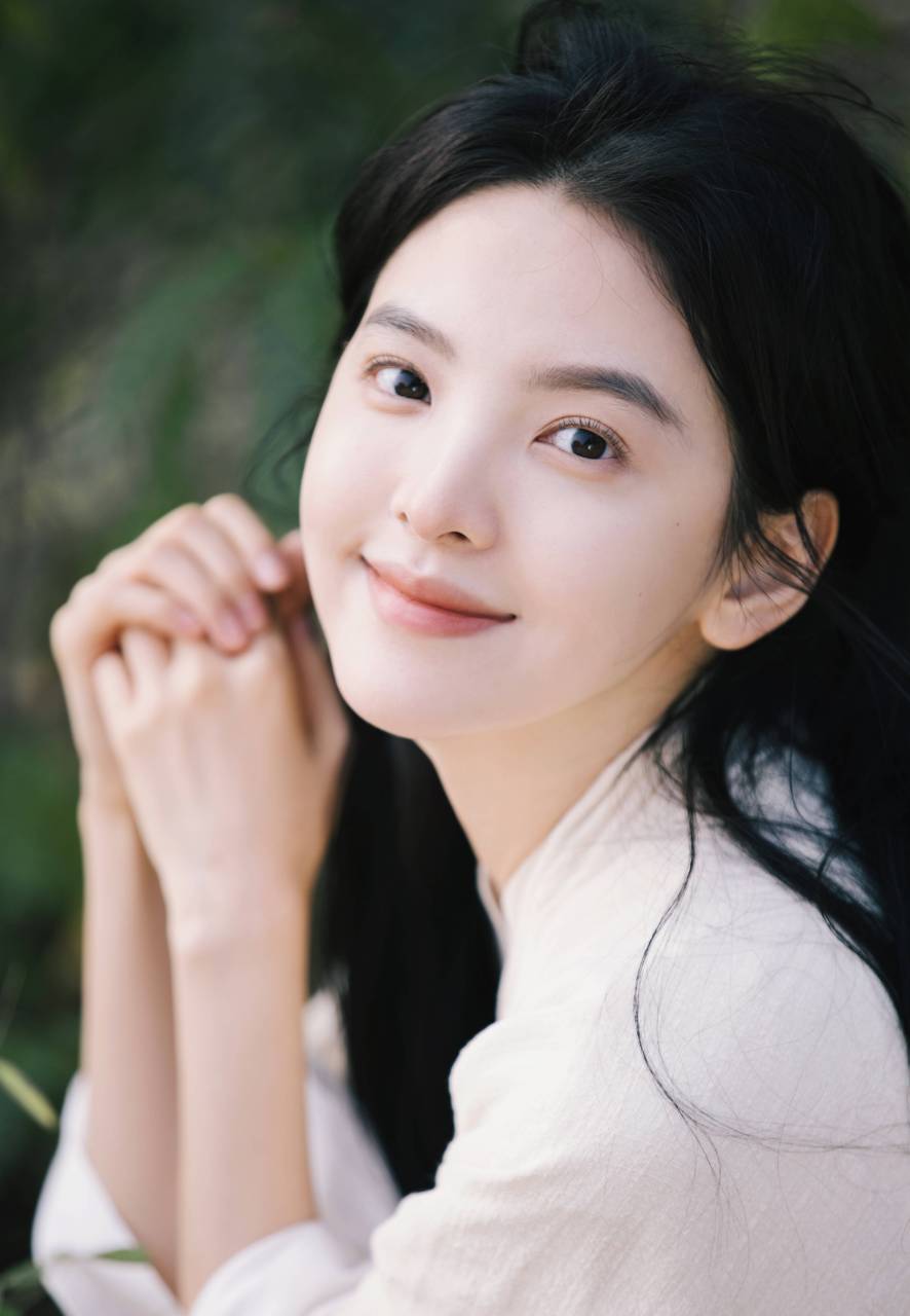 章若楠于11月10日发布了一组古装写真,照片中的她身着古风白衣,头戴