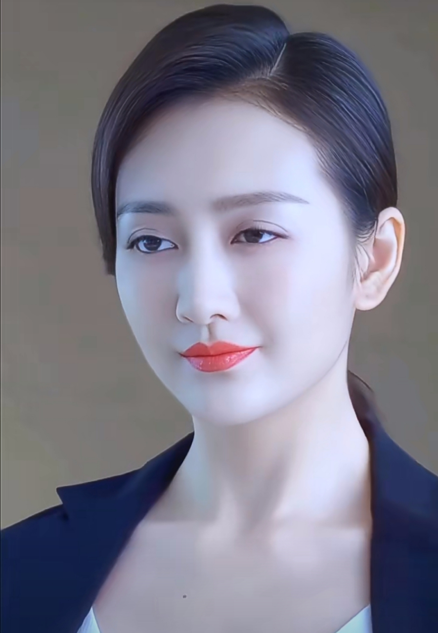 气质女神王鸥,标致的东方美人脸,迷人的双眼皮大眼睛,性感艳丽的嘴唇