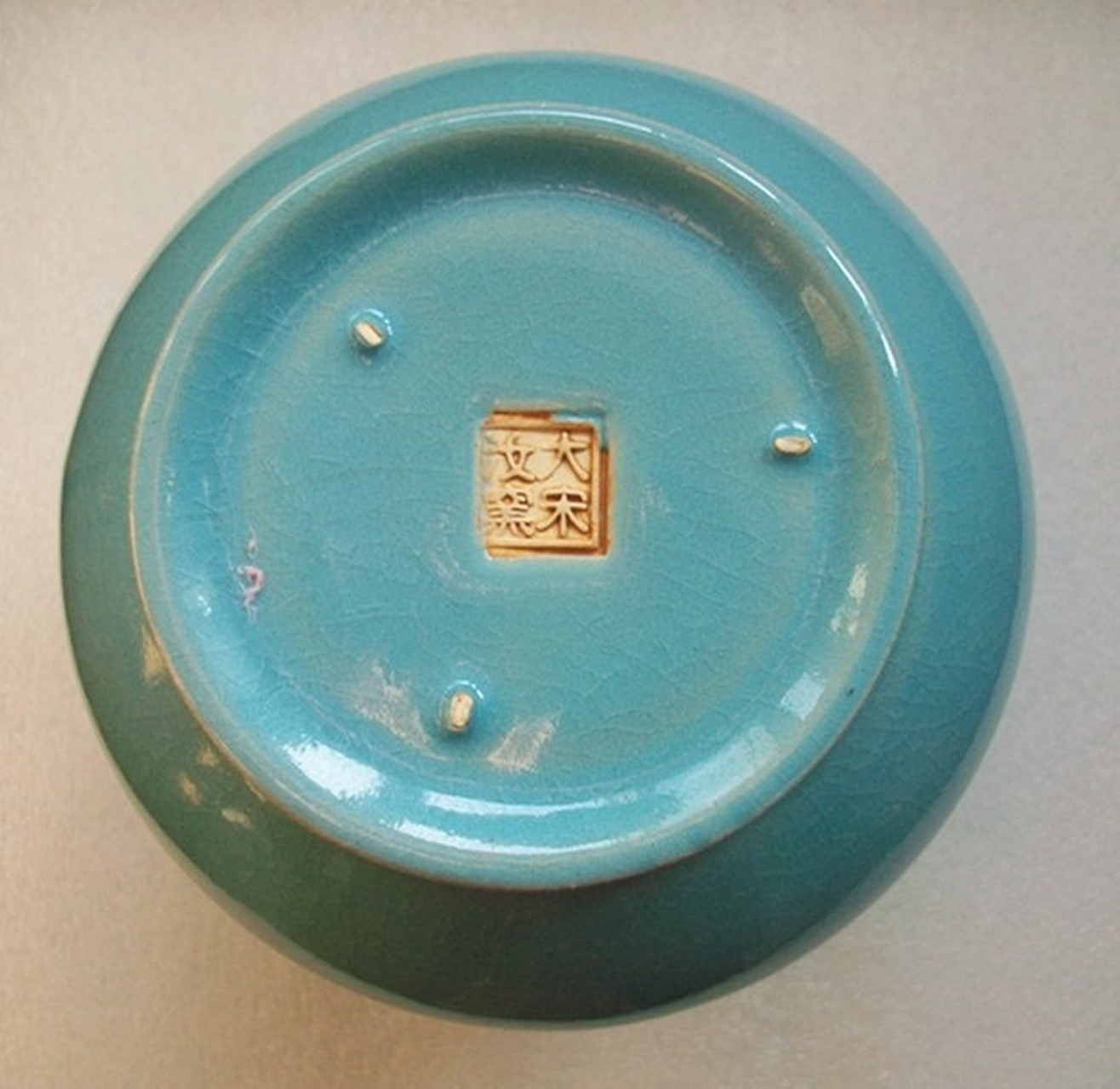 宋朝汝窑经常被拍出上亿元天价,现如今汝窑天青色瓷器全球不足百件,被