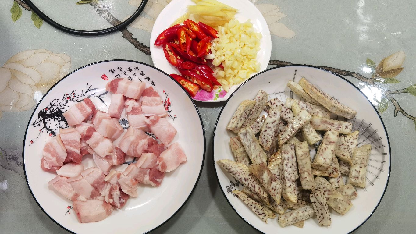 红烧芋头五花肉,先炸再红烧,程序繁琐、有智能烹饪机就是省心!