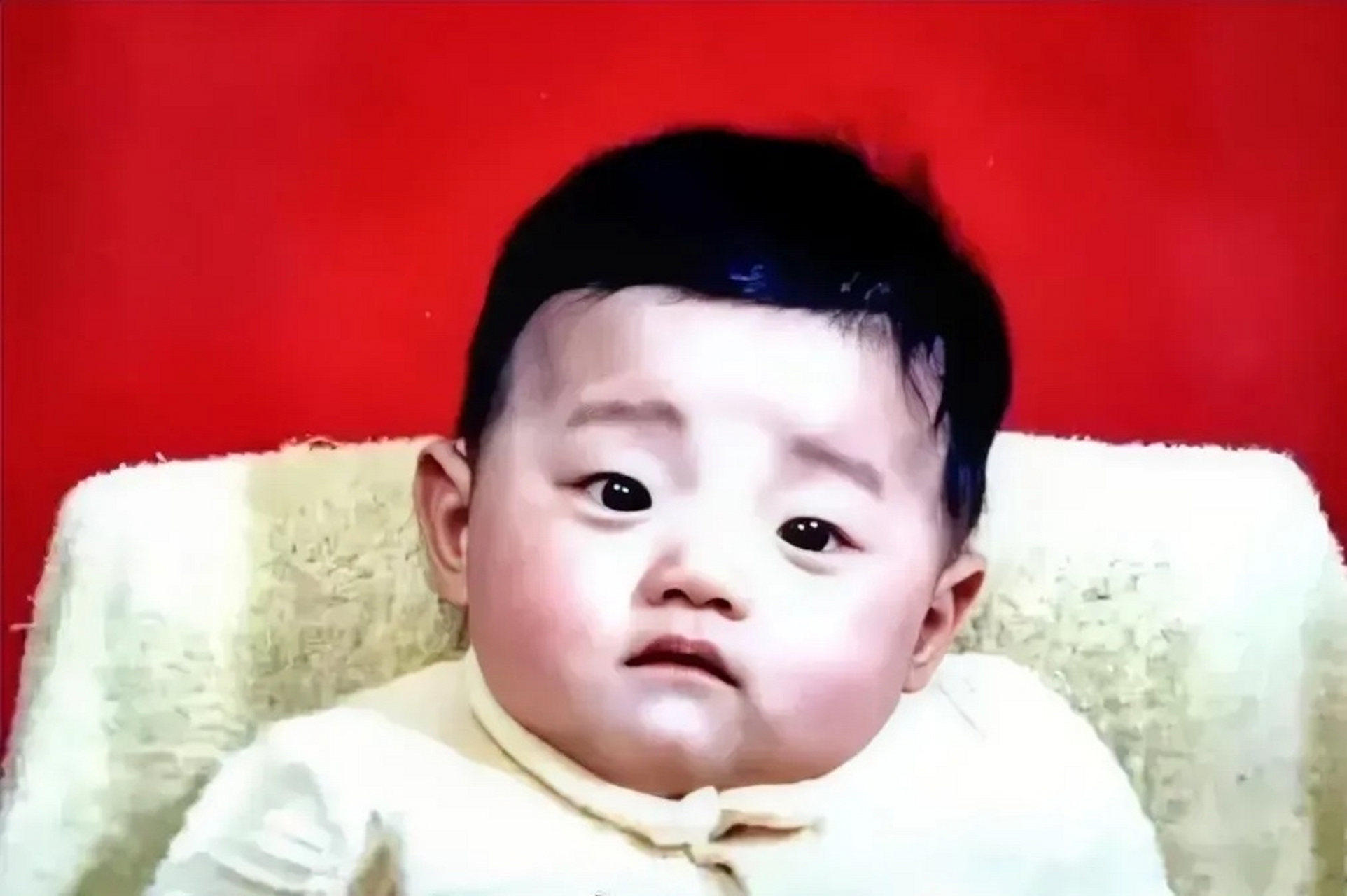 这是1988年,刚满百日的张继科,留下的一张照片,照片中的他看起来非常