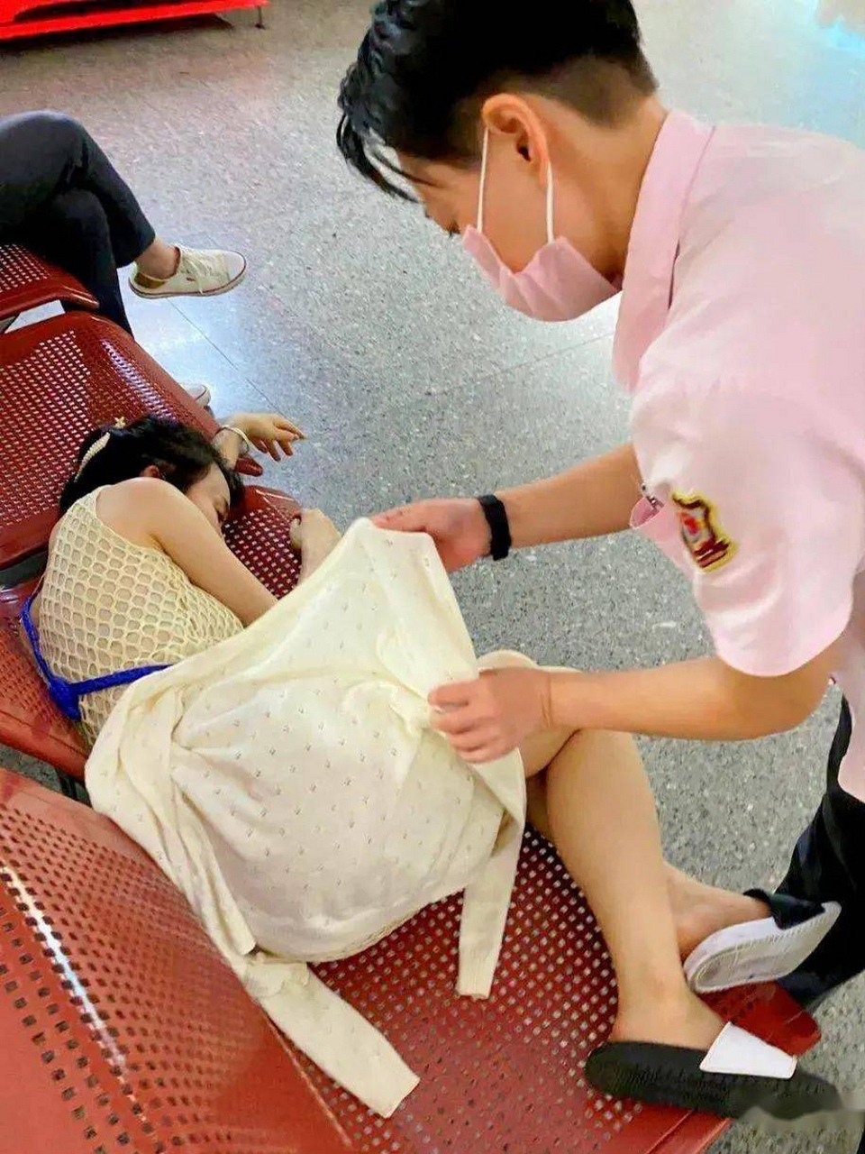 结果,女子出现重度中暑,送医抢救无效去世.