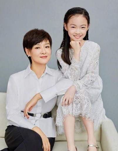 李小萌:汶川地震中一哭成名的央视主持人,15年过去了现状如何?