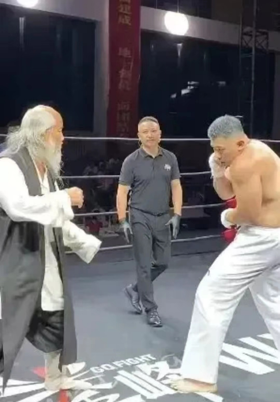 青城派掌门何道君和邪魅约战,到了决战当日,邪魅受伤了,没上场.