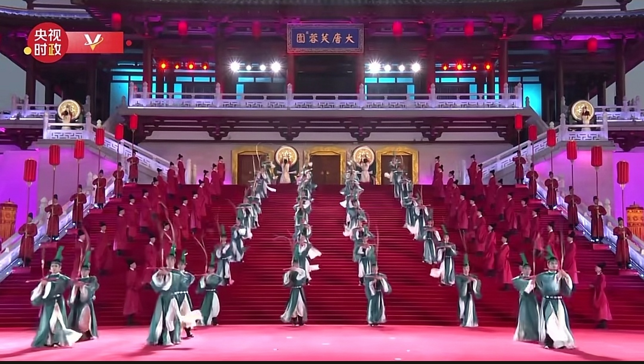 九天阊阖开宫殿,万国衣冠拜冕旒.