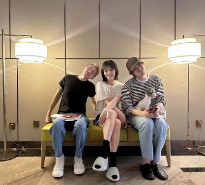 好友探班马思纯晒她素颜照.脸巴掌大小,托腮甜笑美得让人着迷