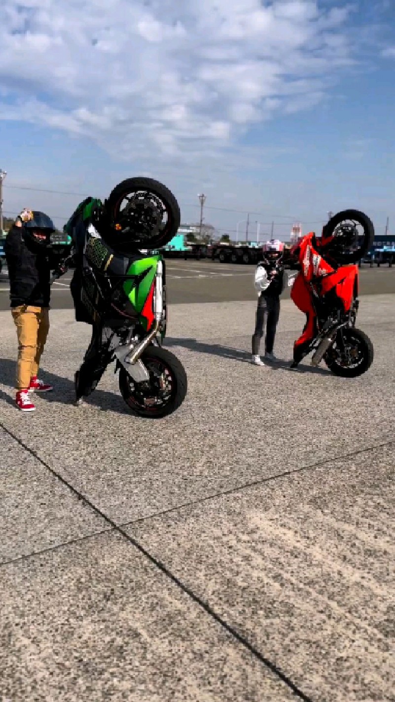 两台特技摩托车