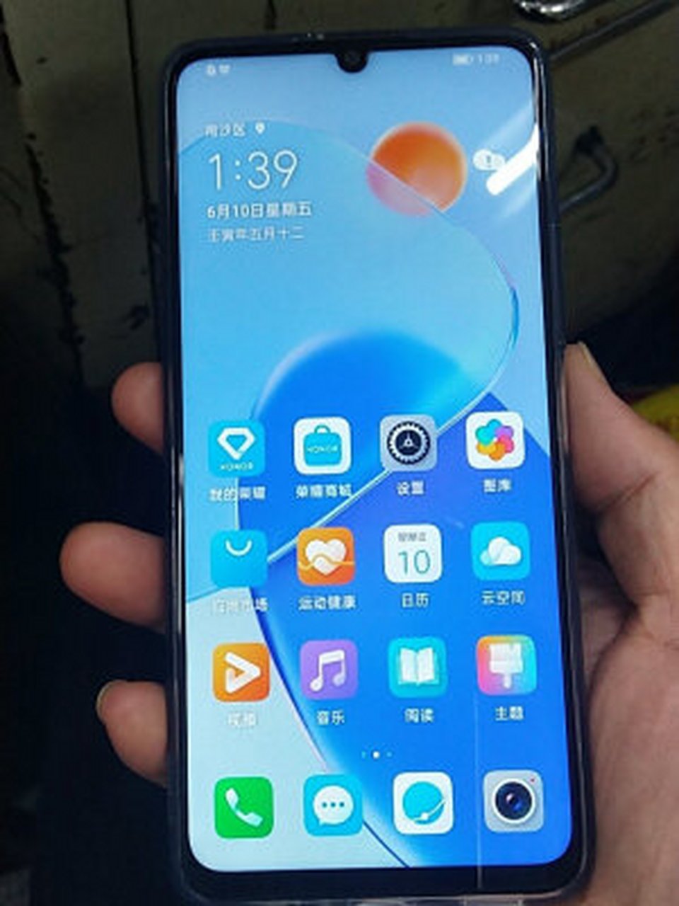 荣耀手机特点:使用简便,声音洪亮,质感俱佳