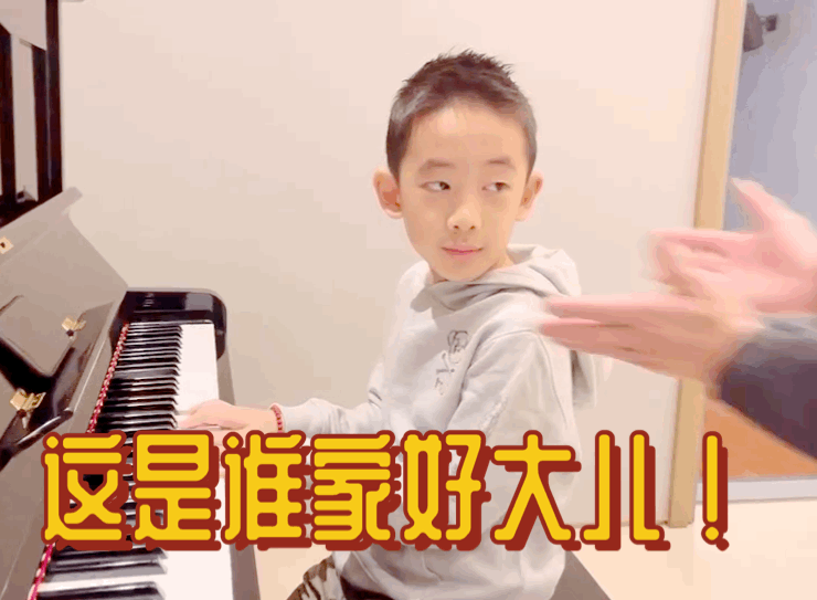 陈小春活脱脱的变成了一个"宠妻宠儿狂魔",和老婆应采儿在一起,陈小春