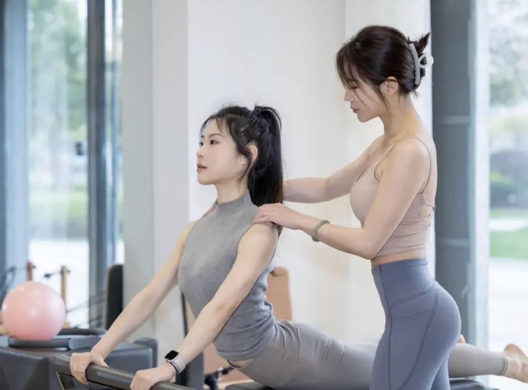 练瑜伽的美女身材好的是真多啊