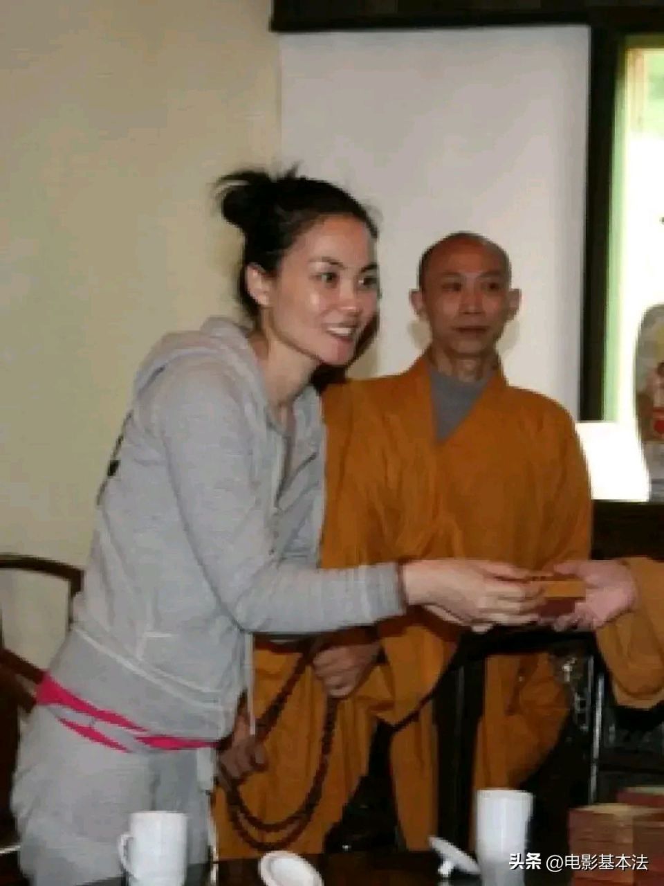 王菲很信佛,20多年前有一次和好友那英icon一起去峨眉山icon拜佛,为了