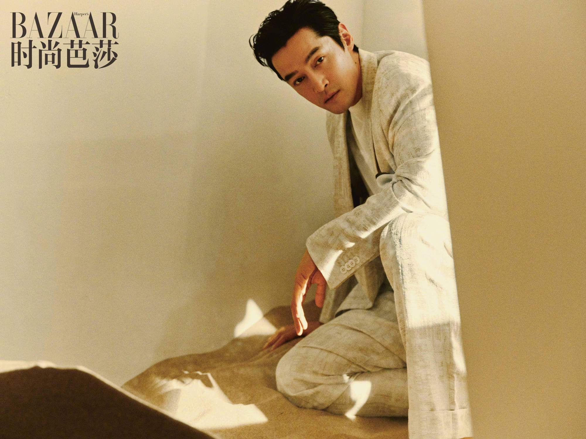 胡歌时尚芭莎四月刊封面人物,迎来四登亮相,明暗交错的光影,俊逸翩然