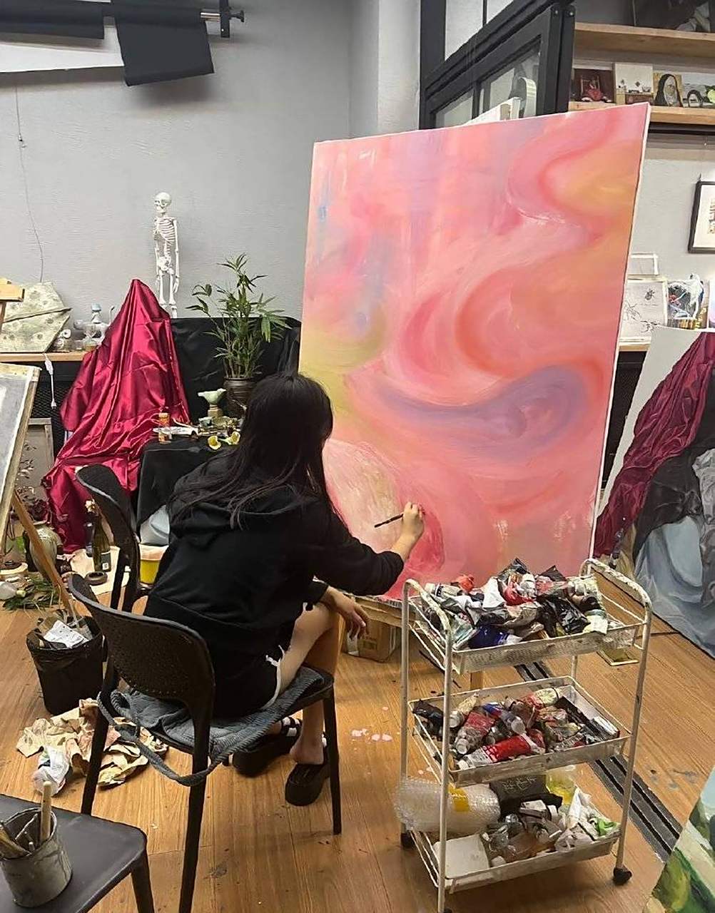 画面中画画的王诗龄非常认真,她本人似乎对新画也非常满意,站在画前