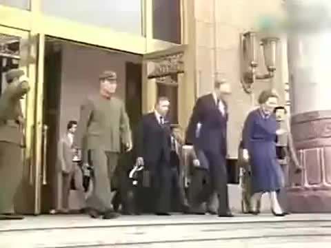 撒切尔夫人访华,走出人民大会堂时,在台阶上不慎摔倒!