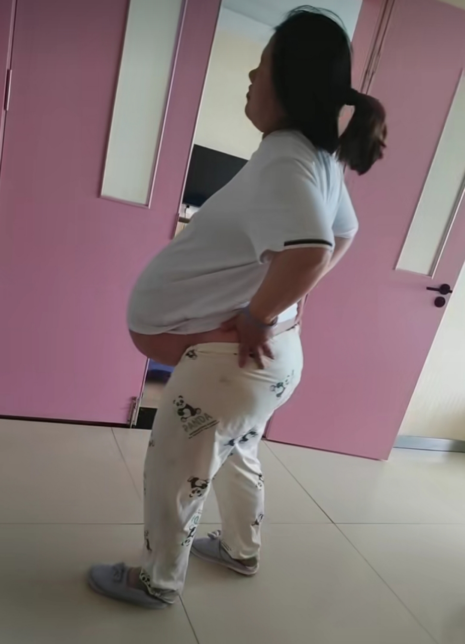 表姐怀了双胞胎,马上快生产了,看这大肚子,太辛苦了[笑哭]