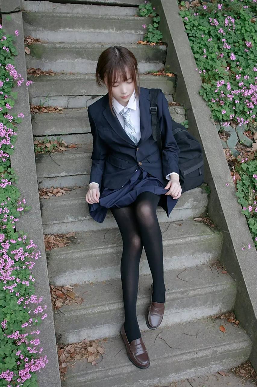 校园风,黑丝美少女娇嫩动人 #春季穿搭# #日常穿搭# #简单耐看的穿搭