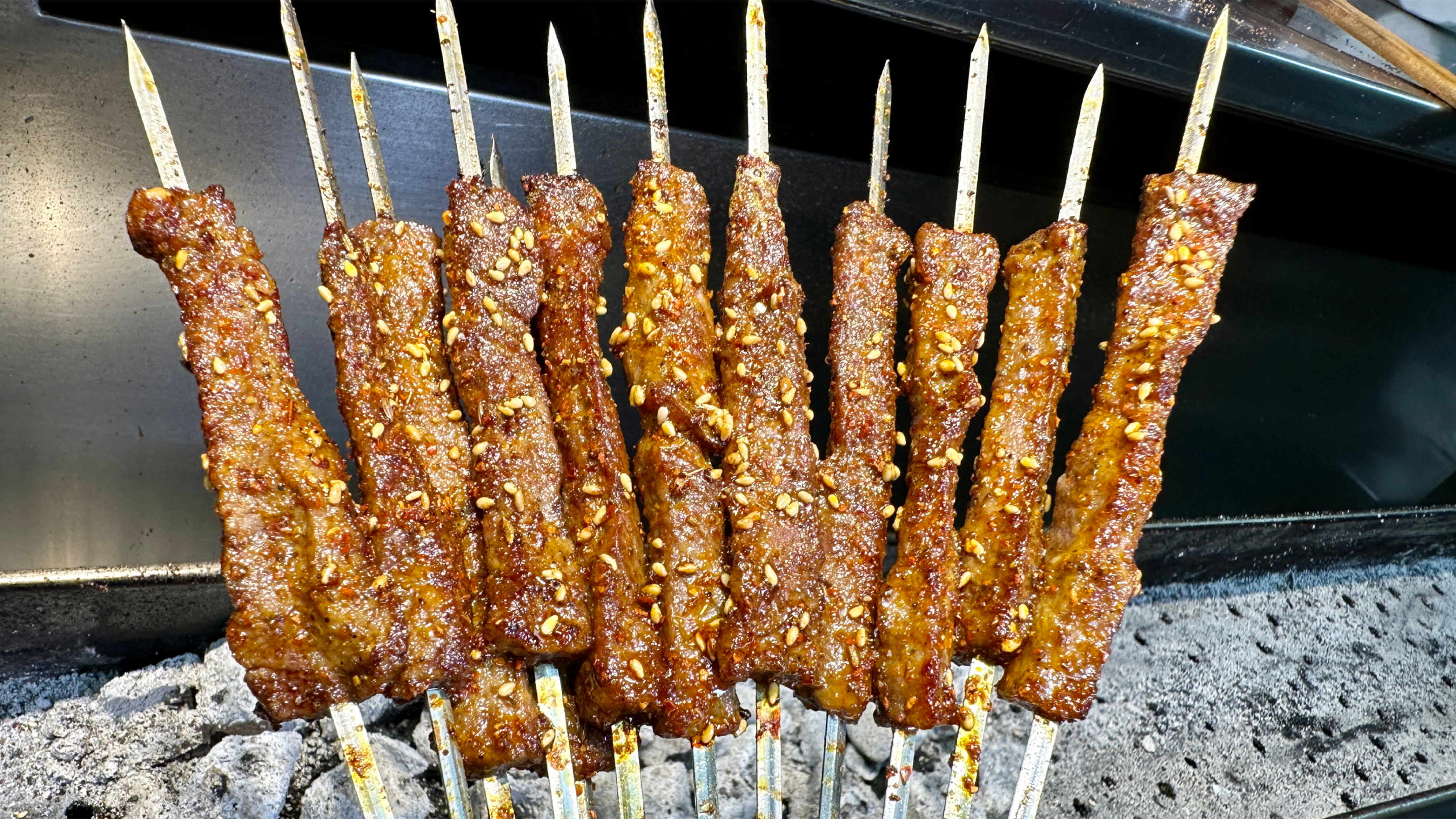 麻辣鲜香的麻辣牛肉串配方及烤制技巧