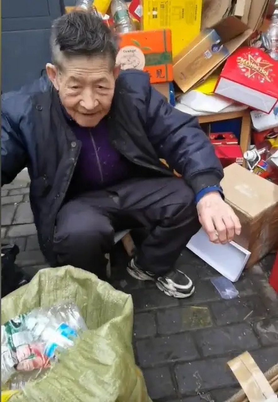 "杭州有个拾荒老人长年在街上捡垃圾,当大家知道了老人的身份以后,都