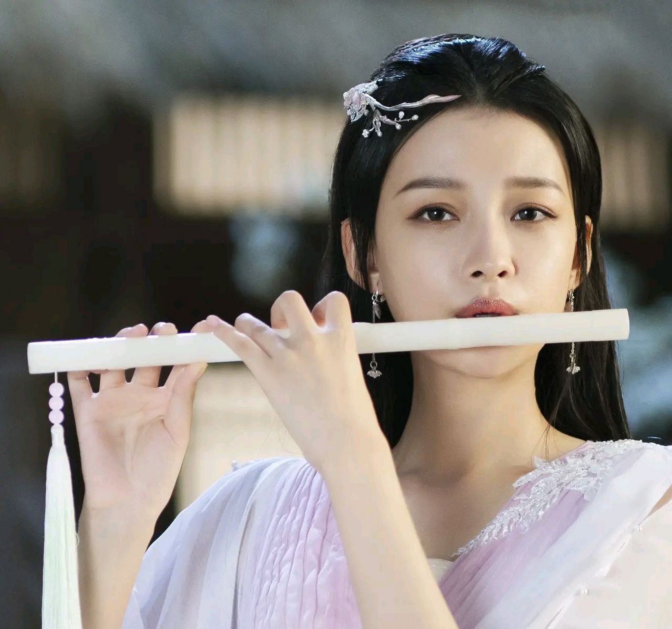 孙怡光脚古装仙子造型,银色脚链很好看