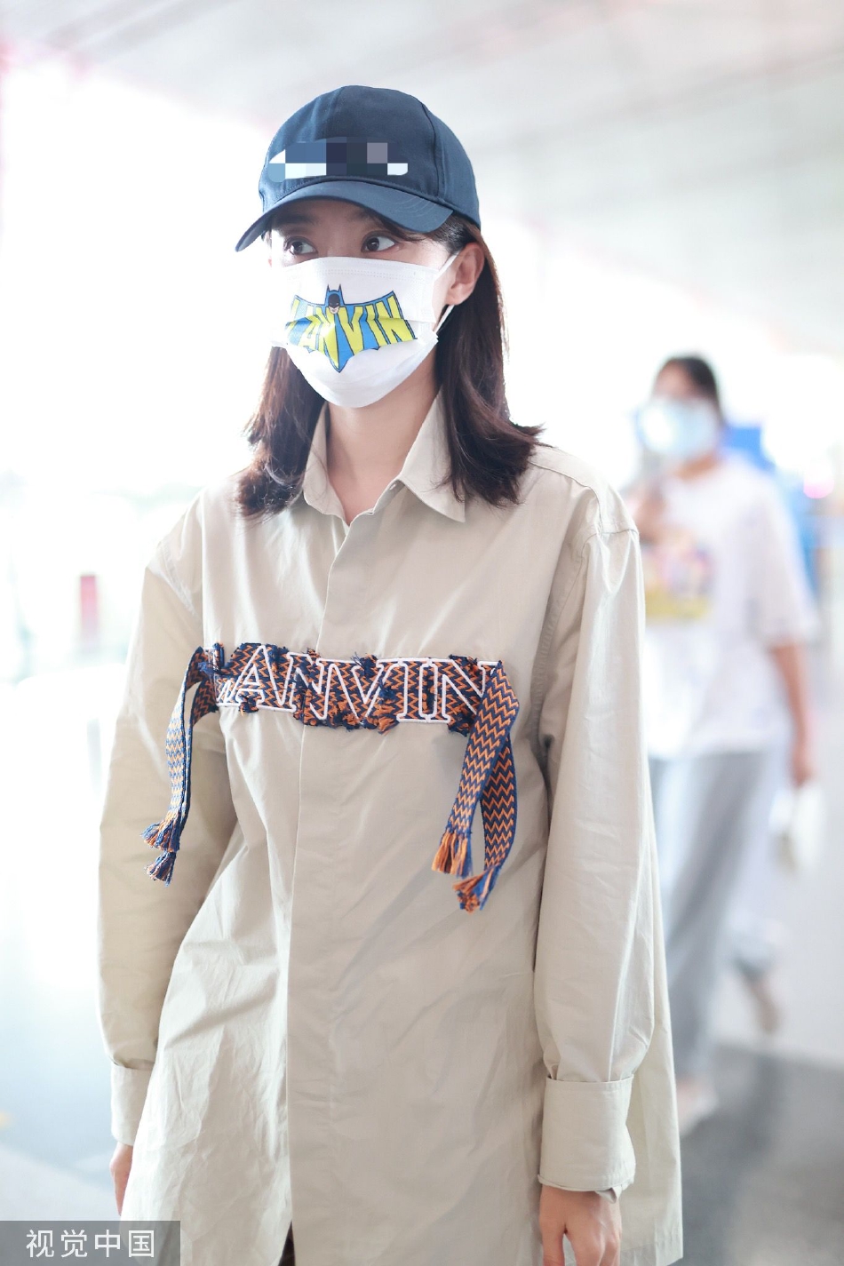 组图：张小斐从首都机场出发 已入围第36届百花奖最佳女主角第2张图片