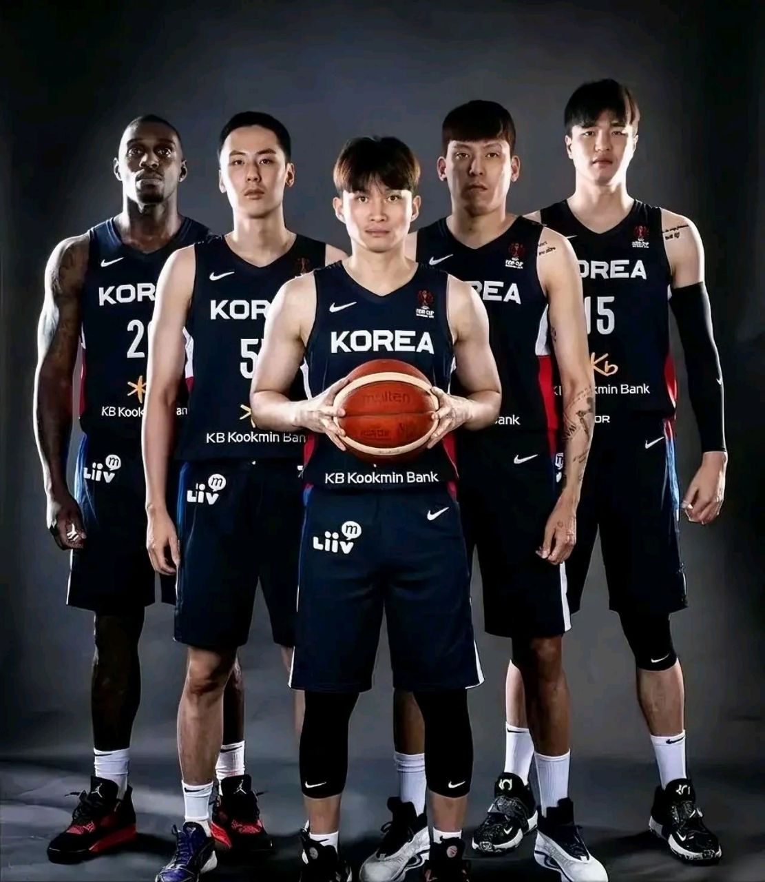 韩国男篮阵容纸面实力很不错,但从比赛发挥来看,效果一般,只能打打
