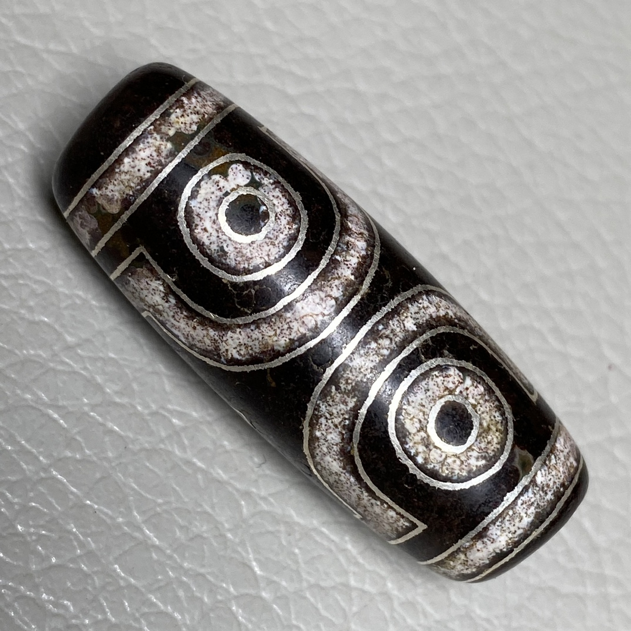 藏区回流老料镶嵌银丝满朱砂【三眼天珠】 尺寸:37*13毫米 重量11.