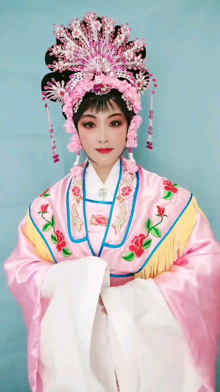 美女戏曲演员的打扮太漂亮了再配上毛爱莲老师的原声丝毫没有违和感