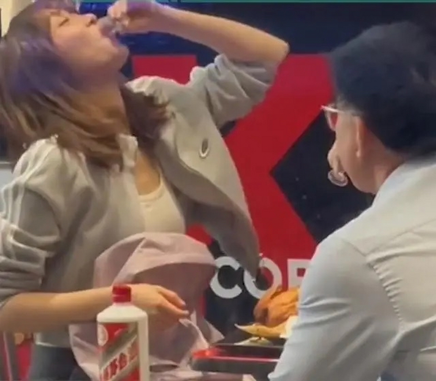 安徽,一年轻女孩在肯德基就餐时,遇到一位大叔在喝茅台,女孩一时好奇