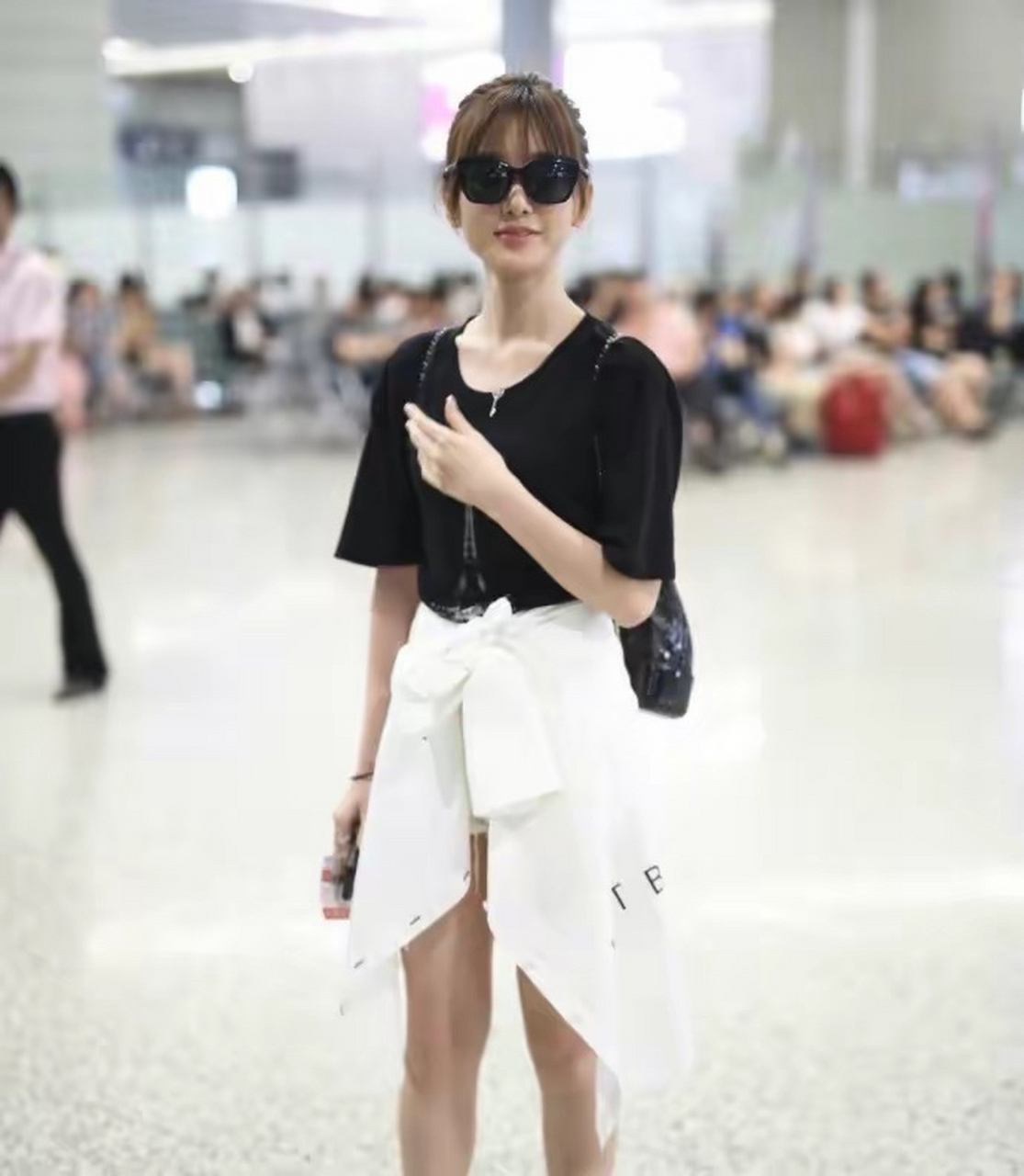 这样子的白色牛仔短裤穿在毛晓彤身上看起来也是别具一番风味,同样也