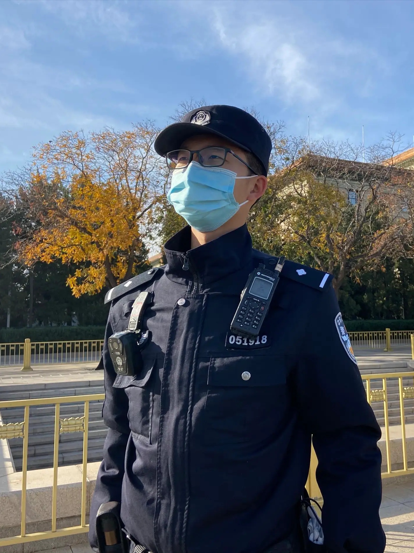 " 那天下午,我和朋友在街上闲逛,突然看到一个警察叔叔正在处理一起