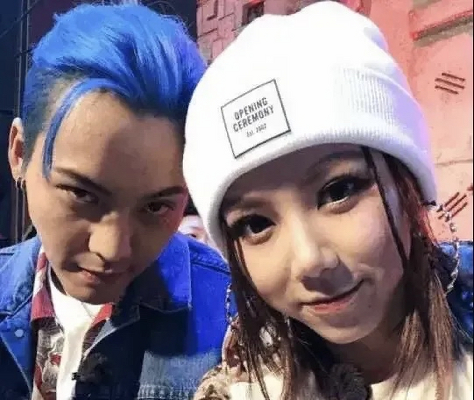 有一次,邓紫棋向陈伟霆请教:"如何防止被狗仔队偷拍?