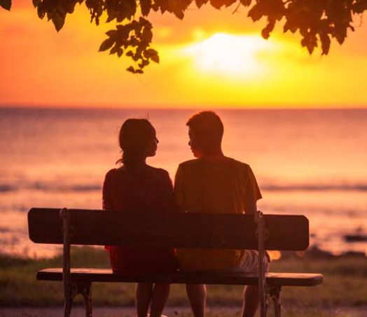 这对新婚夫妻的故事在社交媒体上引起了一片热议.