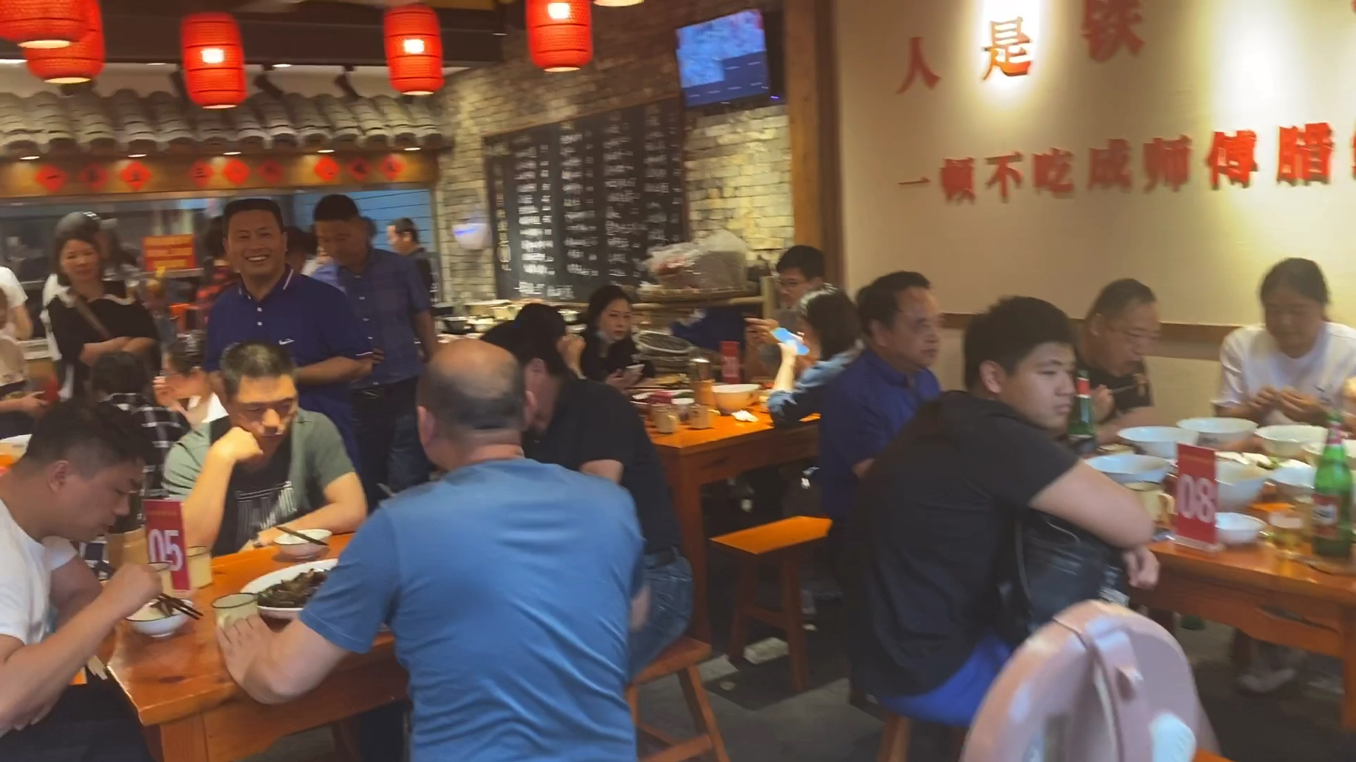 这家70平米以腊鲢鱼为爆品的饭铺,每天接客一百桌以上,你信不信