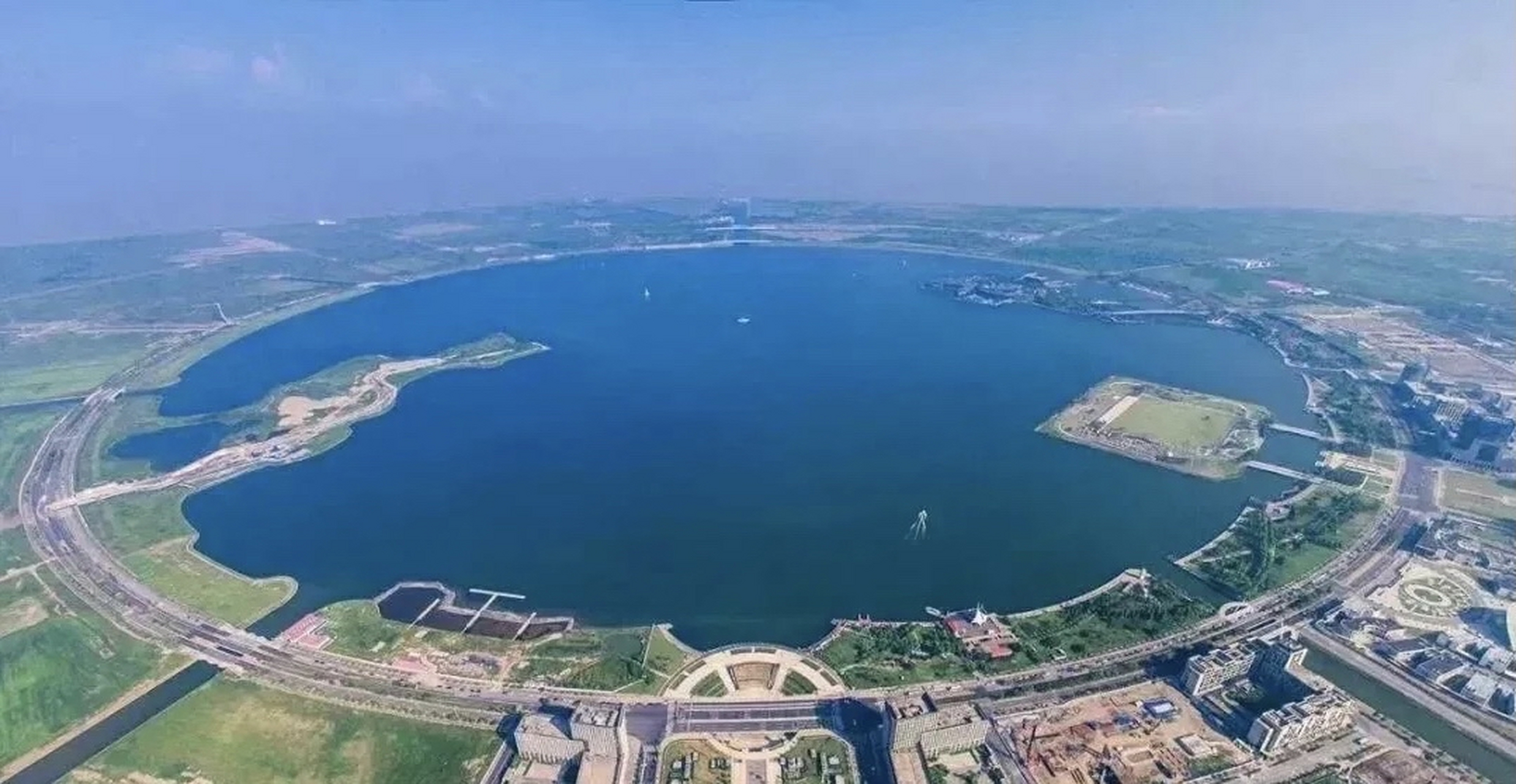 滴水湖位于上海市浦东新区最东端,总面积556平方公里
