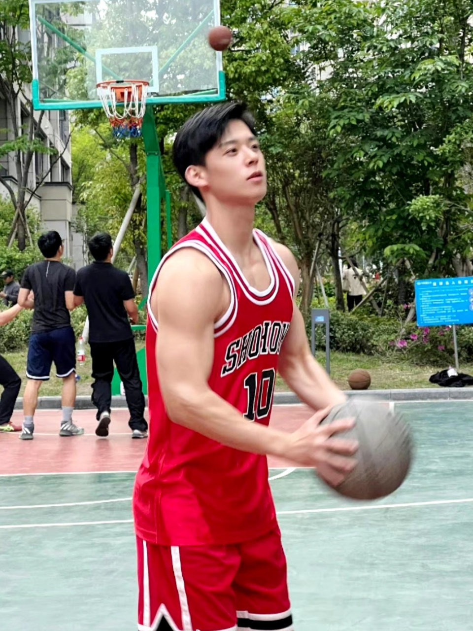 喜欢打篮球的运动男孩,身上的阳刚之气真是让人心动,也不知道他有没有