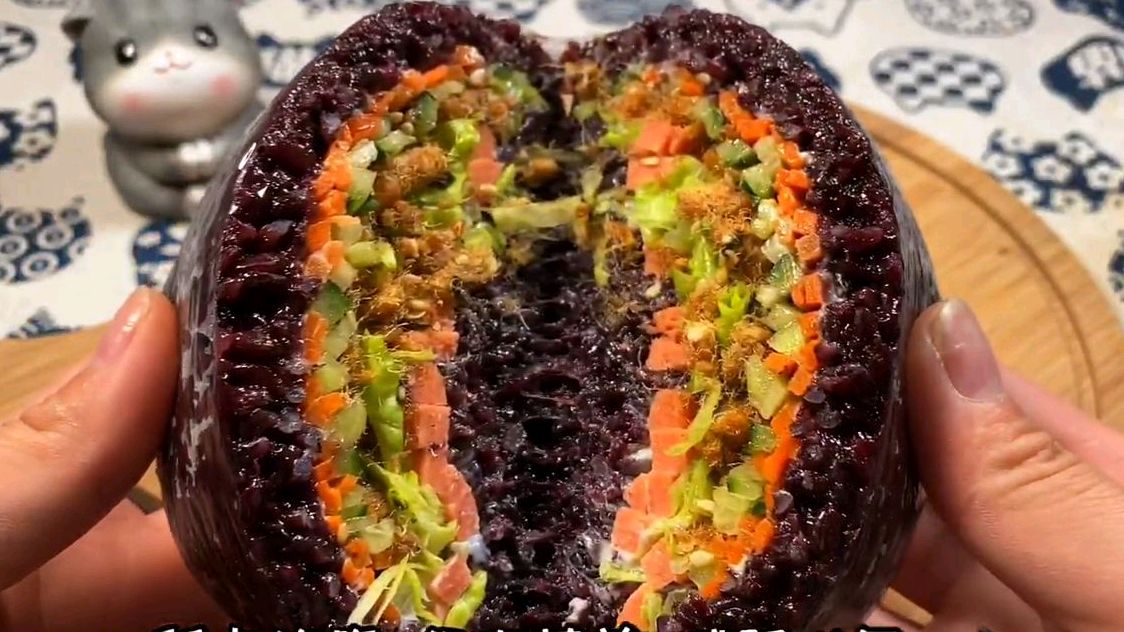 一家人早餐只需几元钱,教你用黑米做饭团,包上肉松超好吃