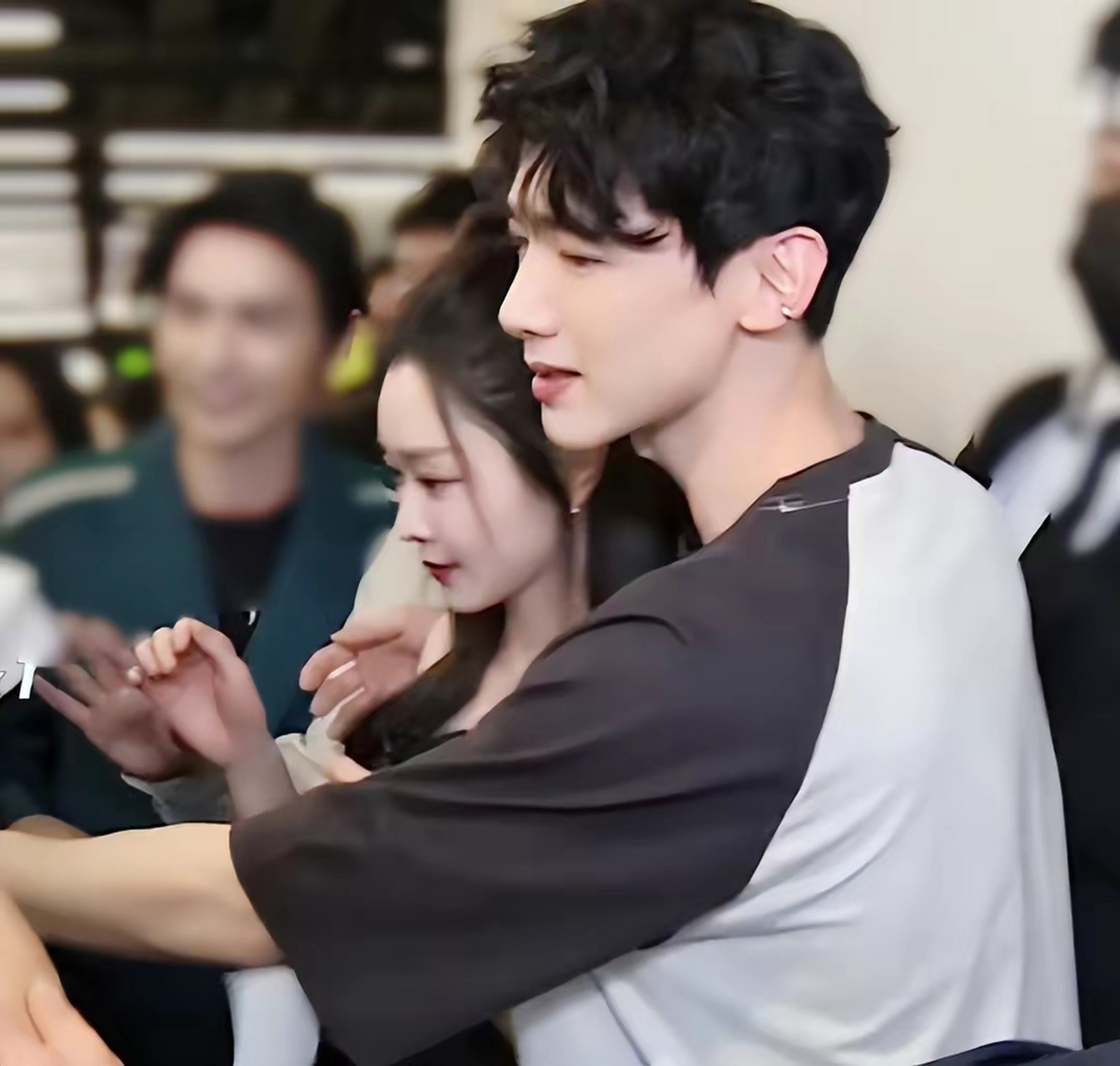 白敬亭宋轶恋情曝光# #长风渡# 白敬亭扫楼全程搂着宋轶,男友力迸棚