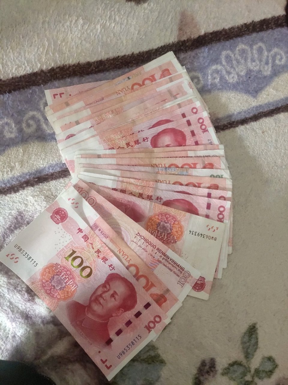 了充电,顺手拿起老公的手机,居然看到给前女友转了2000块钱的聊天记录